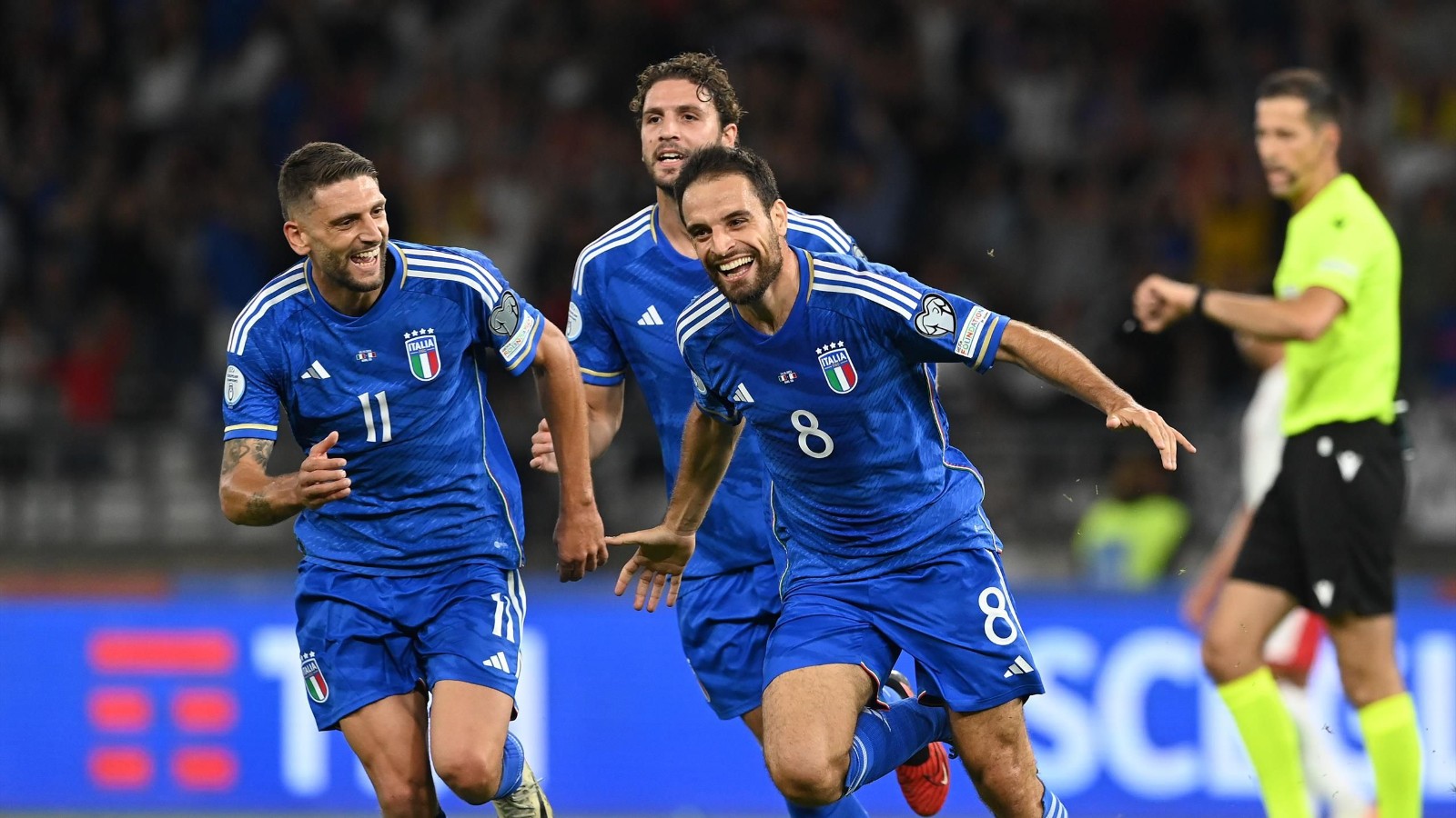 意大利球员贾科莫·博纳文图拉在圣尼古拉球场举行的 2024 年欧洲杯欧洲预选赛意大利对阵马耳他的比赛中进球后与曼努埃尔·洛卡特利和多梅尼科·贝拉尔迪一起庆祝.jpg